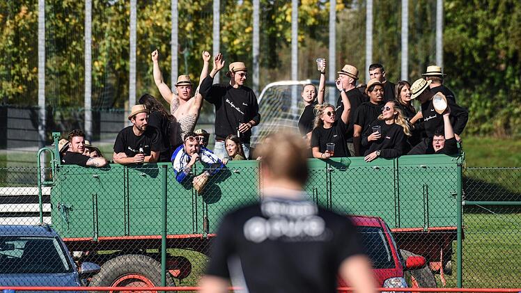 Schon vor dem Bezirksliga-Spiel gegen den TSV Forst war die Stimmung gut, schließlich feierten die Dampfacher Kirchweih. Foto: Ryan Evans