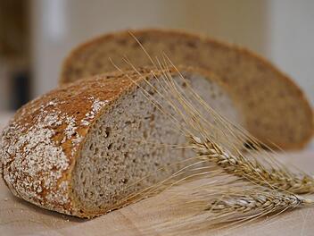 Das Mehl, mit dem die Brote gebacken werden, baut der Hof selbst an und verarbeitet es auch gleich selbst zu Mehl. Foto: K. Kupka-Hahn