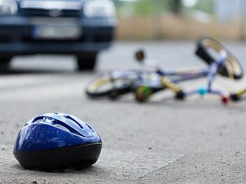 Schwerer Unfall in Erlangen: Fahrradfahrer missachtet Vorfahrt und wird von Auto erfasst