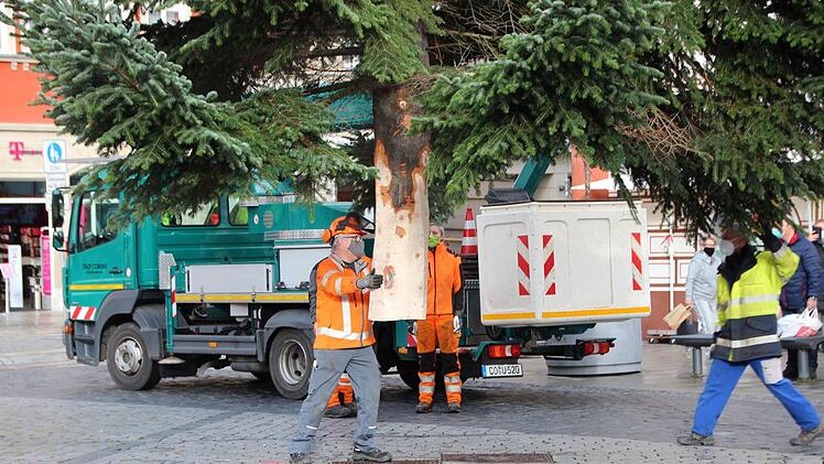 Der Baum schwebt Richtung LochOliver Schmidt