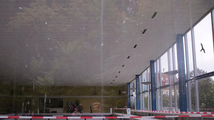 Blick von außen ins Bad: Das 25 Meter lange Becken ist leer und mit rot-weißem Signalband abgesperrt. Dieses Jahr wird es Schwimmern nicht zur Verfügung stehen.  Foto: Benedikt Borst