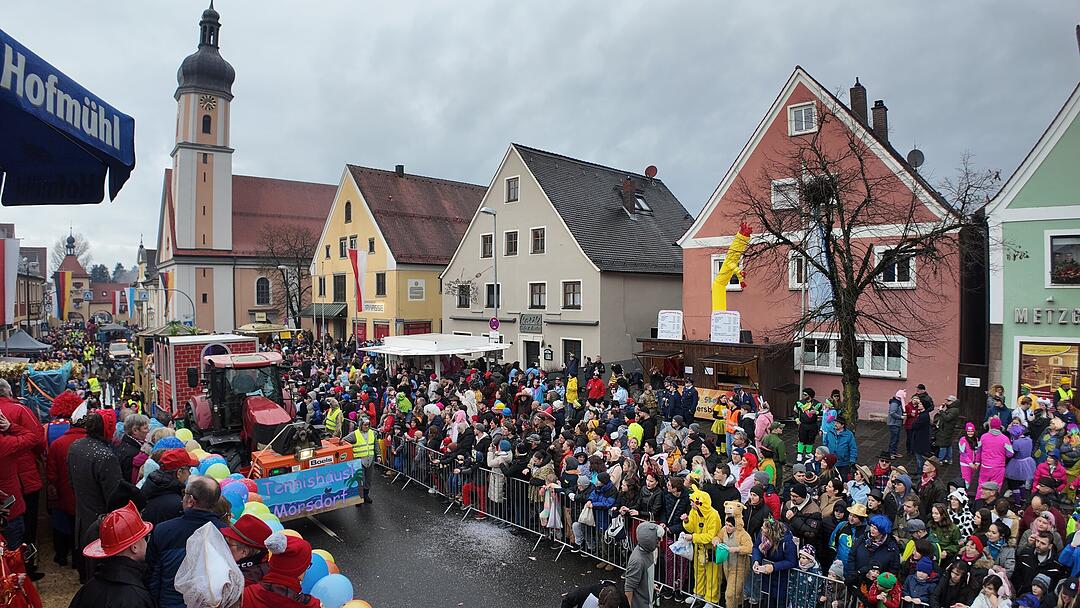 Die Narren sind los: Faschingszug zieht durch Allersberg