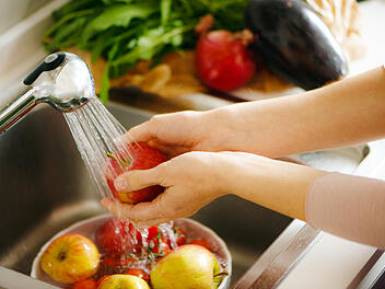 Obst und Gemüse waschen