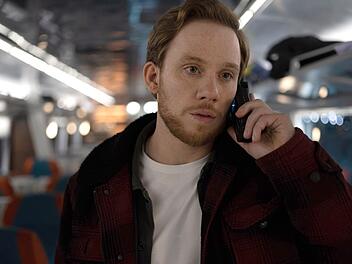 W&auml;hrend eines Hackerangriffs auf einen britischen Nachtzug ist ein Satellitentelefon die einzige Verbindung von dem Polizisten Joe Roag (Joe Cole) zur Beh&ouml;rde f&uuml;r Cybersicherheit in London.