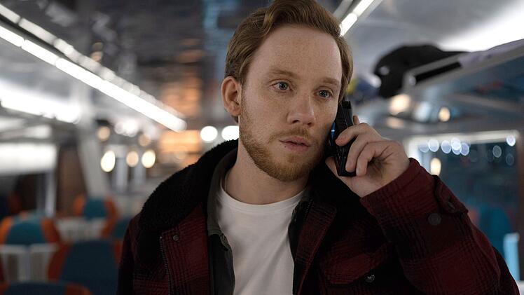 W&auml;hrend eines Hackerangriffs auf einen britischen Nachtzug ist ein Satellitentelefon die einzige Verbindung von dem Polizisten Joe Roag (Joe Cole) zur Beh&ouml;rde f&uuml;r Cybersicherheit in London.