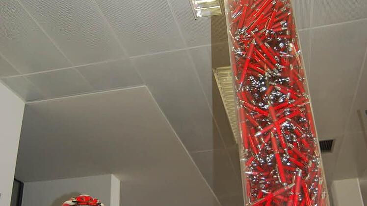 Na, wie viele Kugelschreiber befinden sich in der Säule?