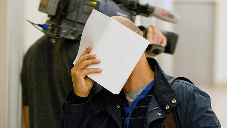 Der Angeklagte Ioan F. trifft vor Prozessbeginn im Sitzungssaal ein. Foto: Daniel Karmann/dpa