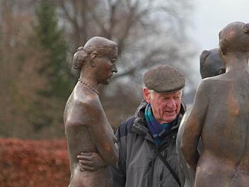 Wilhelm Uhlig mit drei seiner sieben Bronzefiguren im Staffelsteiner Kurpark. Fotos: Matthias Einwag