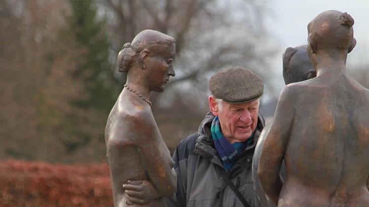 Wilhelm Uhlig mit drei seiner sieben Bronzefiguren im Staffelsteiner Kurpark. Fotos: Matthias Einwag