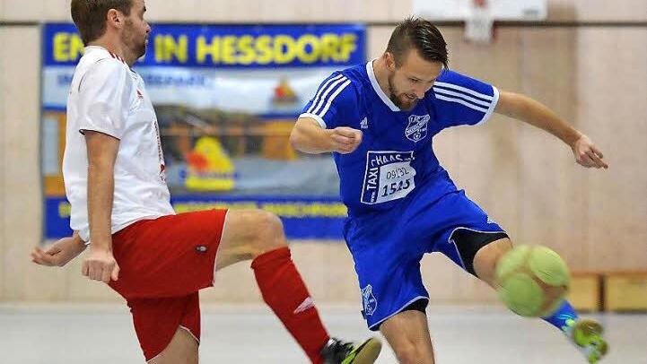 Der 1. FC Niederlindach (in Blau) mischte als Aufsteiger aus der B-Klasse beim Mitternachtsturnier in Heßdorf munter mit. Erst im Halbfinale gegen den Gastgeber war trotz 2:0-Führung Endstation.  Foto: Picturedreams