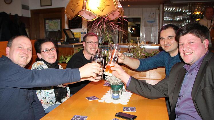 Austausch in lockerer Runde in Geroda: Holger Knauer (v.l.), Anita Lauer, Ralph Regus, Stefanus Papadopoulos und Alexander Schneider. Foto: Ulrike Müller