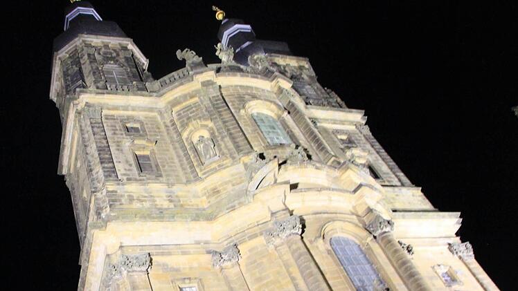Die Fassade der Stiftskirche im Licht der neuen Strahler. Foto: Matthias Einwag
