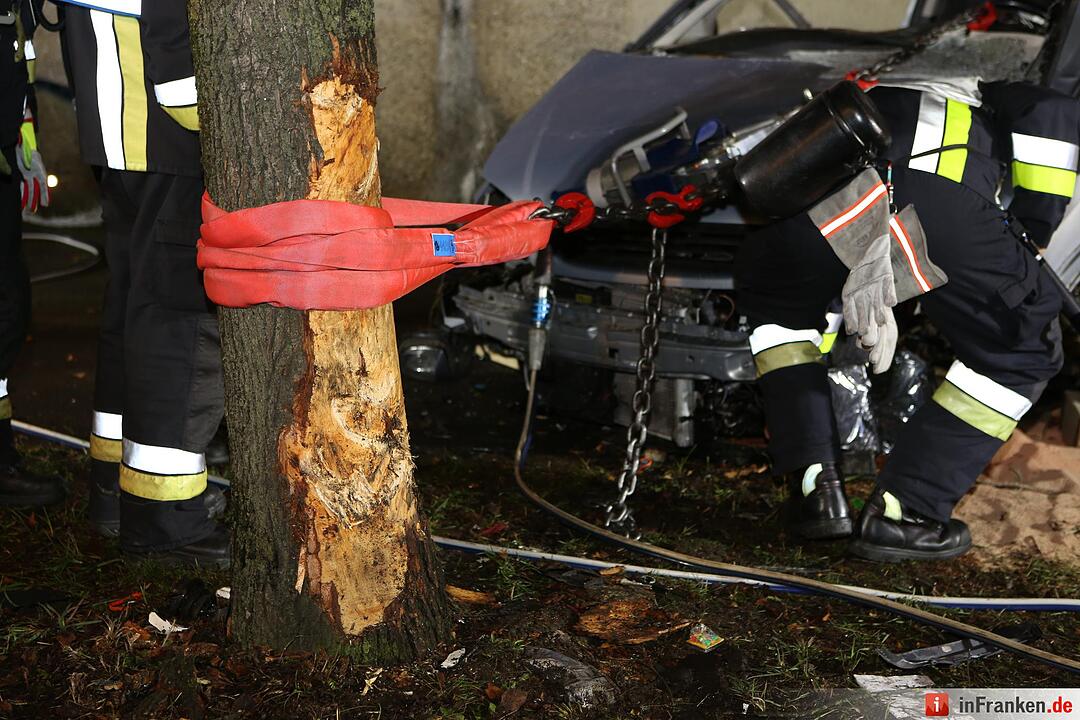 Auto prallt in Nürnberg gegen eine Mauer