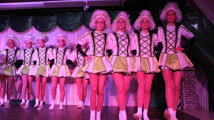 Die Sternschnecken zeigen einen Gardetanz. Foto: Carmen Schwind