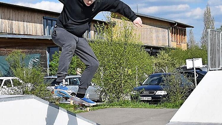 Der 14 Jahre alte Skater Kevin Goodrick aus Haßfurt nutzt gerne die neue Skaterbahn.  Foto: Ulrike Langer