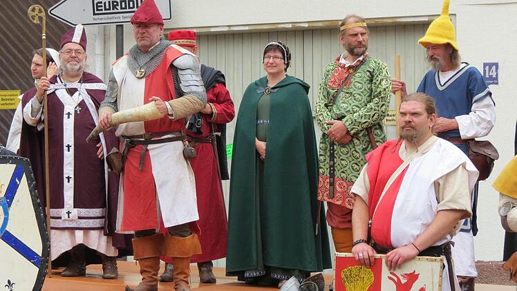 Bürgermeisterin Patricia Schießer trug bei der Eröffnungsrede im Kreise der historischen Persönlichkeiten selbstverständlich passend ein historisches Kleid. Foto: Doris Bauer