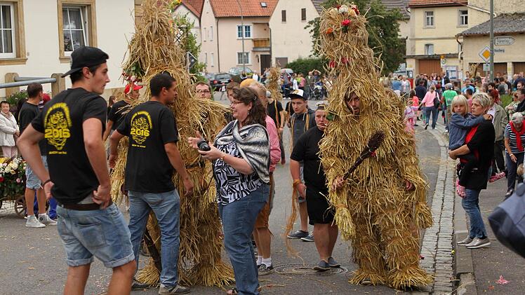 Viele Zuschauer verfolgten das Spektakel auf dem Dorfplatz der Dorfstraße. Foto: Günther Geiling