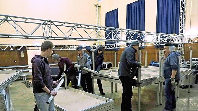 Viele Arbeiter sind nötig, um die Technik im Kolpinghaus aufzubauen.