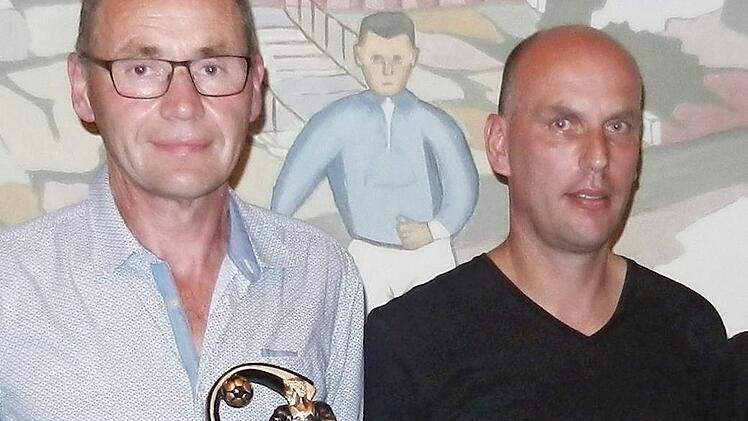 Norbert Schwinn (links) und Michael M&ouml;hrlein haben &uuml;ber 500 Spiele f&uuml;r den Verein absolviert.