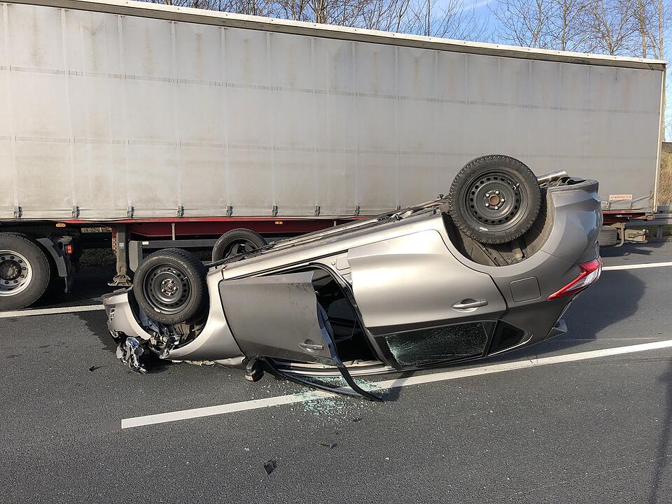 Schwerer Unfall auf A9: Auto überschlägt sich - Person verletzt