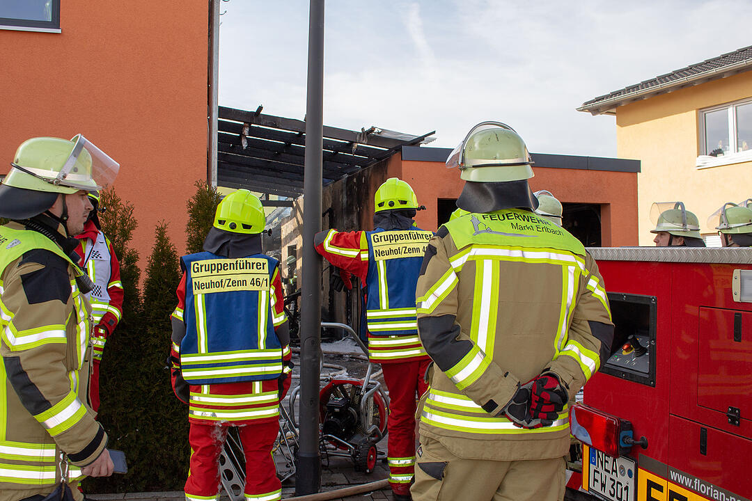 Markt Erlbach:  Brand in Einfamilienhaus – Vater und Sohn verletzt