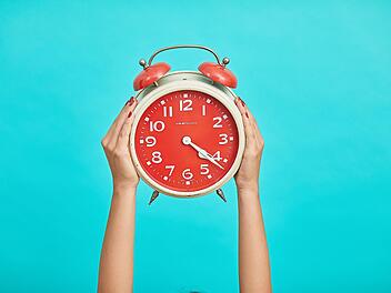 Wenn morgens der Wecker klingelt, drücken viele Menschen die Snooze-Taste, statt direkt aufzustehen. Das kann sogar der Gesundheit schaden. Symbolfoto: unsplash.com / Malvestida Magazine
