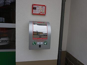 Direkt am Feuerwehrhaus Großwenkheim hängt der neue Defibrillator, der in Notfall Ersthelfer durch eine dauerhafte Telefonverbindung mit der Leitstelle Schritt für Schritt anleitet.  Foto: Max Pfennig