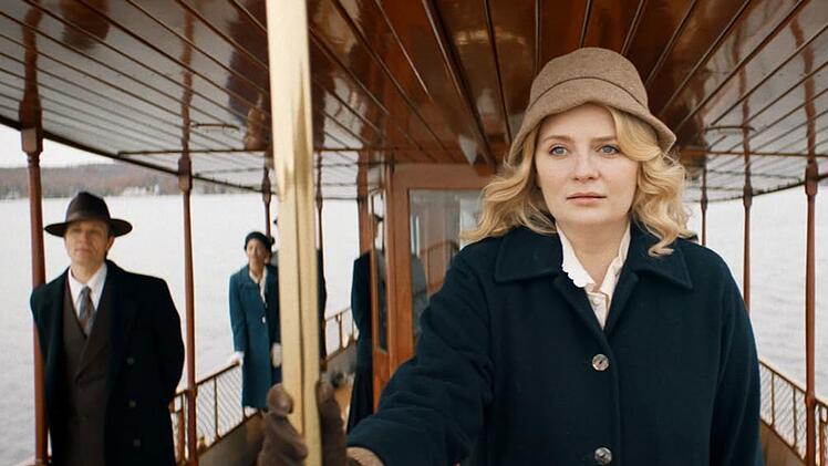 Seit einigen Jahren ist Mischa Barton wieder gut im Gesch&auml;ft: In Mystery-Krimi "Einladung zm Mord" (2023) &uuml;bernahm sie die Hauptrolle.