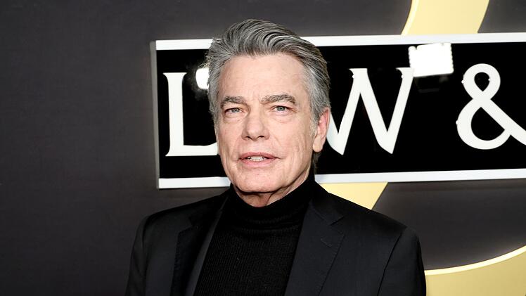 Dagegen ist Peter Gallagher bis heute ein gefragter Schauspieler. Er spielte in zahlreichen TV-Serien und Filmen mit, darunter "Californication", "Grace and Frankie", "How I Met Your Mother" und "Burlesque".