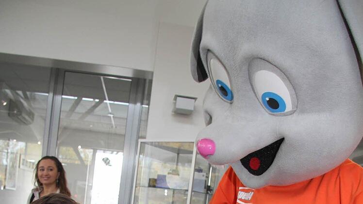 Collin Elias Kleinheinz holt sich Tipps von Maskottchen Speedy.