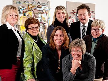 von links): Maria Behr, Martha Müller, Heike Kiesel (stehend), Judith Wahler (darunter), Mike Pfeifer, Andrea Kirchner (darunter) und Annemarie Voullié-Lins.  Foto: Andrea Link/privat