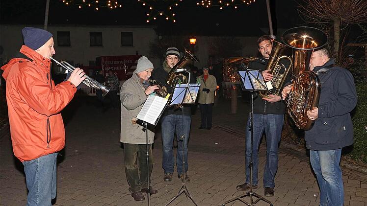 Unter den Weihnachtssternen stimmte der Posaunenchor seine Weihnachtslieder an.