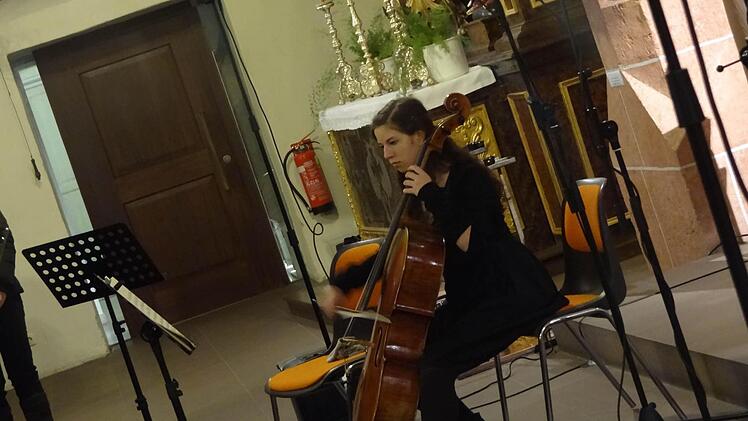 Milena Böhm stammt aus einer Musikerfamilie. Sie beeindruckte nicht nur am Violoncello sondern auch mit ihrer natürlichen Gesangsstimme. Foto: Johanna Eckert