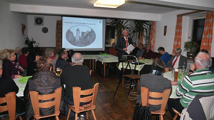 In einer Anliegerversammlung im Gasthaus "Zum Hirschen" informierten Bürgermeister Günther Werner (im Bild) und Manfred Rott vom Staatlichen Bauamt Schweinfurt über die anstehenden Straßenerneuerungsmaßnahmen im Bereich der Unteren Vorstadt. Foto: Ulrike Langer