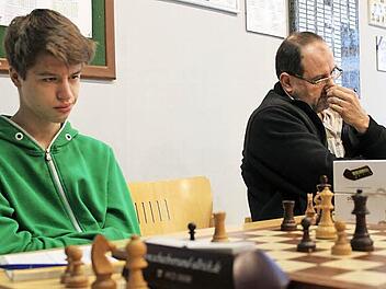 Gesichter, die Bände sprechen und den Spieltag aus Michelauer Sicht versinnbildlichen: Benjamin Zerr (links) und Alfons Schüpferling hier in schachlicher Nachbarschaft und schachlichem Nachteil.  Foto: Markus Häggberg