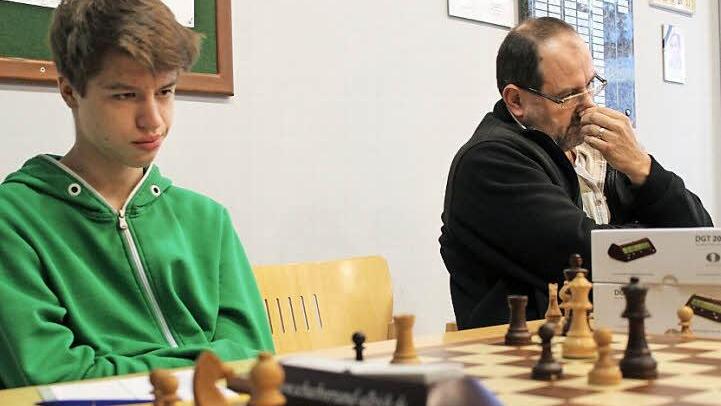 Gesichter, die Bände sprechen und den Spieltag aus Michelauer Sicht versinnbildlichen: Benjamin Zerr (links) und Alfons Schüpferling hier in schachlicher Nachbarschaft und schachlichem Nachteil.  Foto: Markus Häggberg