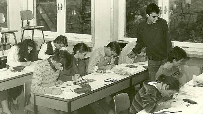chulalltag um 1984: der Leistungskurs Kunst beim Unterricht in Zeichensaal im obersten Stockwerk des KZG