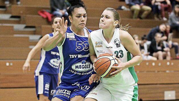 Die DJKlerin Daniela Vogel (r.) zieht gegen Soana Lucet zum Korb. Fotos: sportpress