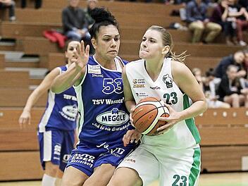 Die DJKlerin Daniela Vogel (r.) zieht gegen Soana Lucet zum Korb. Fotos: sportpress