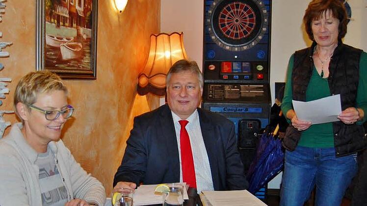 Anita Haub (rechts), die Vorsitzende der Bürgerinitiative Nüdlingen, informierte den Bundestagsabgeordneten Martin Burkert (SPD) als Vorsitzenden des Verkehrsausschusses im Bundestag über die Dringlichkeit der Ortsumgehung. Unterstützt wurde sie dabei von der SPD-Bundestagsabgeordneten Sabine Dittmar (links). Foto: Sigismund von Dobschütz