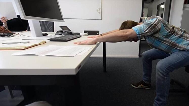 Screenshot vom Video: Gymnastik im Büro