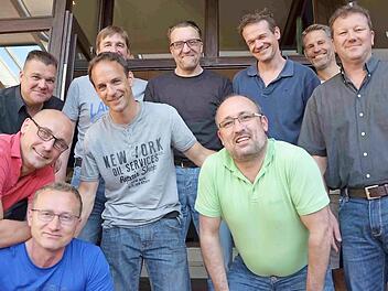 So sehen die deutschen Meister von 1987 heute aus, hinten v. l.: Ingmar Kühhorn, Christian Reinfelder, Steffen Jünger, Volkmar Zapf, Konrad Weiß; vorne v. l.  Jürgen Fuchs, Stefan Händel ,Christoph Gradl, Michael Ratzmann und Trainer Roland Back. Es fehlt Johannes Bessler Foto: pr