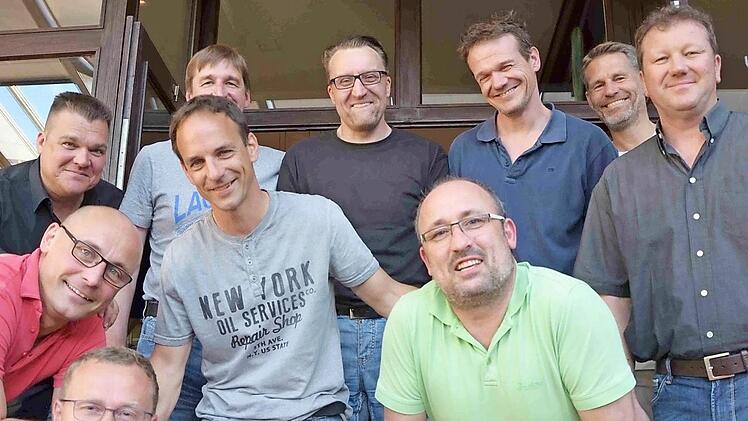 So sehen die deutschen Meister von 1987 heute aus, hinten v. l.: Ingmar Kühhorn, Christian Reinfelder, Steffen Jünger, Volkmar Zapf, Konrad Weiß; vorne v. l.  Jürgen Fuchs, Stefan Händel ,Christoph Gradl, Michael Ratzmann und Trainer Roland Back. Es fehlt Johannes Bessler Foto: pr