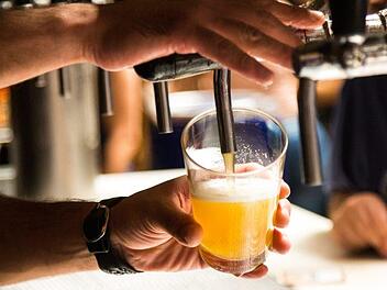 Bier wird teurer - zwar erhöhen zunächst die großen Brauereien ihre Preise, es könnten aber auch bald kleinere Brauereien folgen.  Foto: Pixabay.com