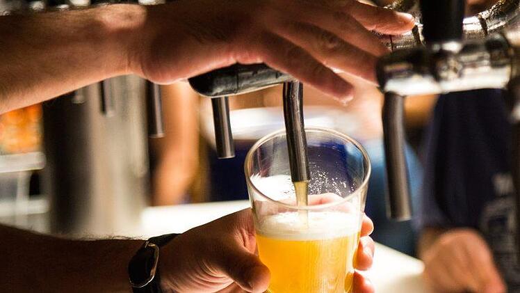 Bier wird teurer - zwar erhöhen zunächst die großen Brauereien ihre Preise, es könnten aber auch bald kleinere Brauereien folgen.  Foto: Pixabay.com
