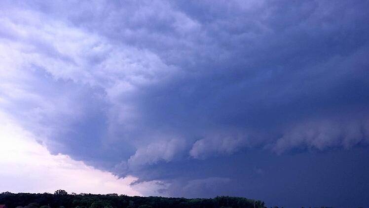 In Mittelfranken kann es Montag (14. Mai 2018) zu einem heftigen Unwetter kommen. Symbolbild: Heinrich Schwab / dpa