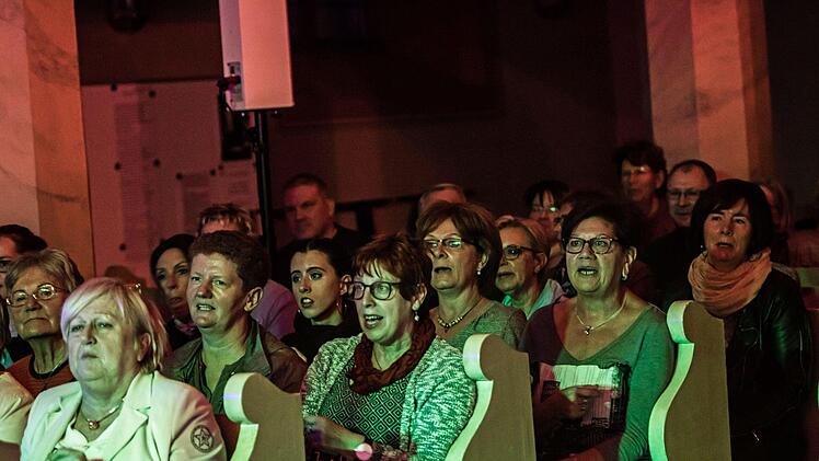 Mitreißender Auftritt vor zahlreichen Zuhörern: "Gospelrock und Band"  aus Erfurt unter Leitung von Oliver Debus  beim Gastspiel in St. Georg in Neustadt.Foto: Jochen Berger