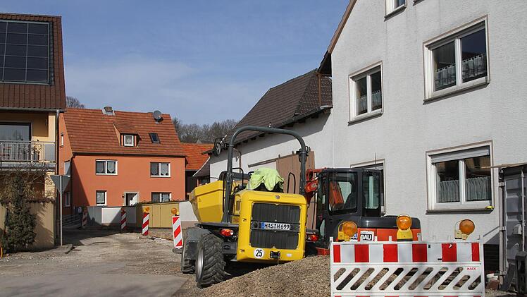 Die Ortsstraße ist mit ihrem Umfeld angelegt. Nun soll die "Visitenkarte des Ortes" auch noch eine Begrünung mit Baumpflanzungen erhalten.