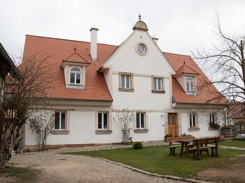 Roman Plesinger und seine Frau haben sich auf Anhieb in den Zametzerhof verliebt und ihn aus seinem Dornröschenschlaf wieder wach geküsst.  Foto: Josef Hofbauer .