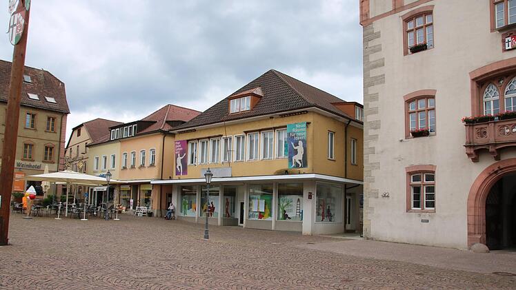 Auf dem Bild links neben dem Rathaus steht das frühere Kaufhaus, das zum Bürgerhaus umgebaut werden soll. Links das Anwesen Schilling. Foto: Ralf Ruppert